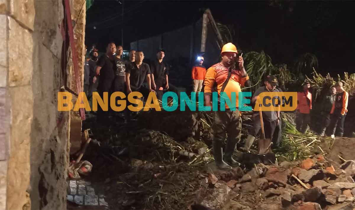 Petugas saat mengevakuasi bangunan yang jebol akibat runtuhan Singhasari Resort. Foto: ADI WIYONO/BANGSAONLINE