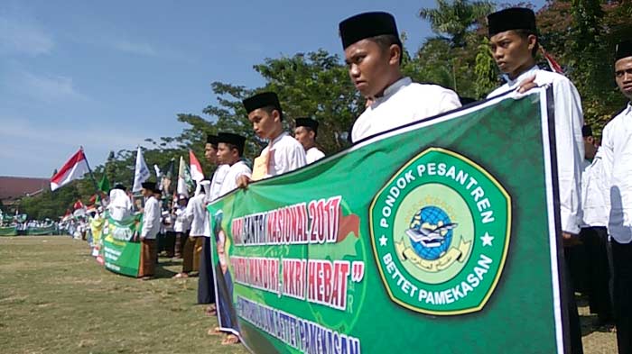 Ribuan santri dari berbagai Pondok Pesantren se-Kabupaten Pamekasan mengikuti Apel dan Kirab Santri untuk memperingati Hari Santri Nasional (HSN) di Lapangan Pendopo Ronggosukowati, Minggu (22/10).
