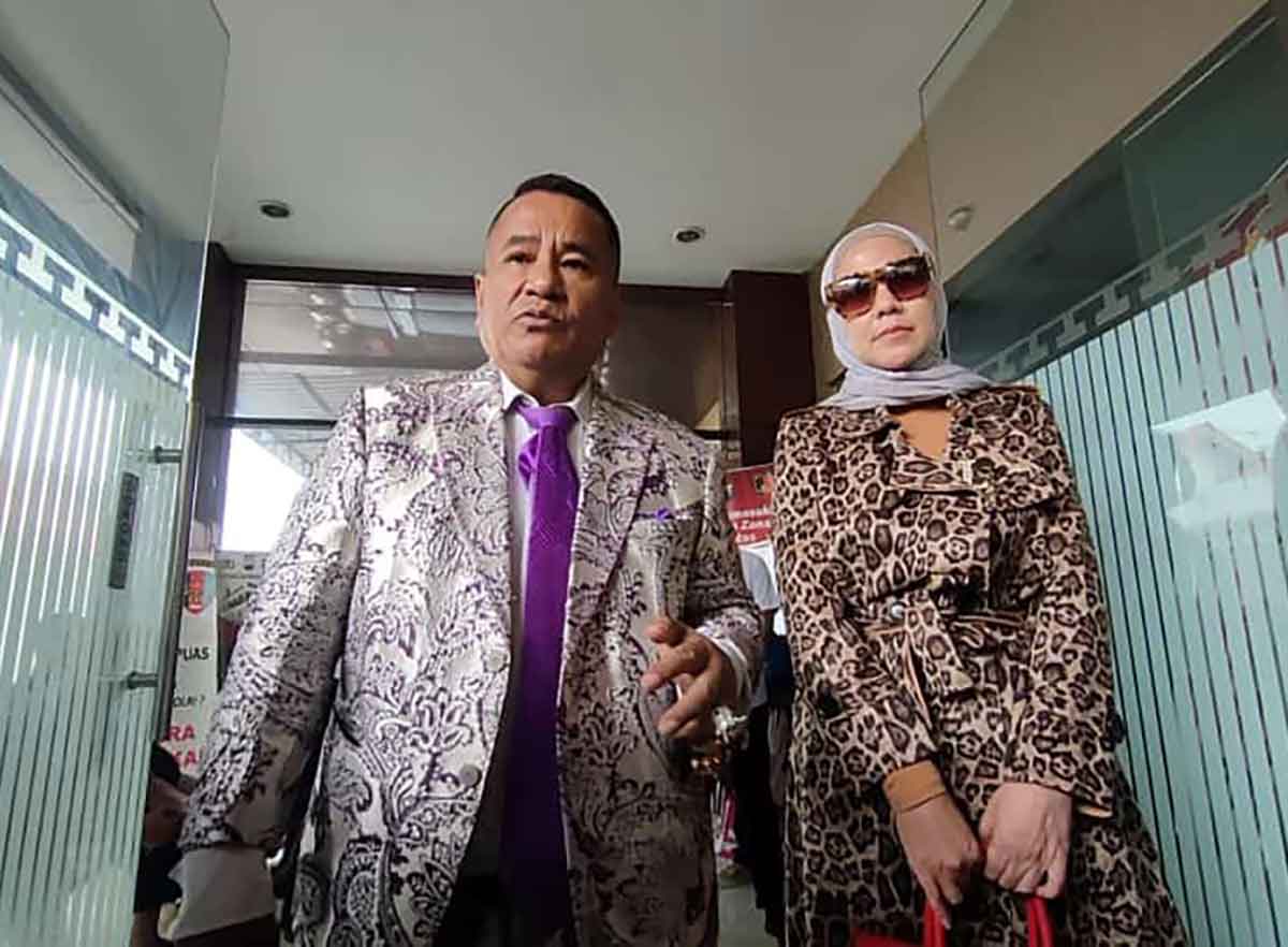 Venna Melinda bersama kuasa hukumnya, Hotman Paris saat mendatang Mapolda Jatim, Kamis (26/1/2023)