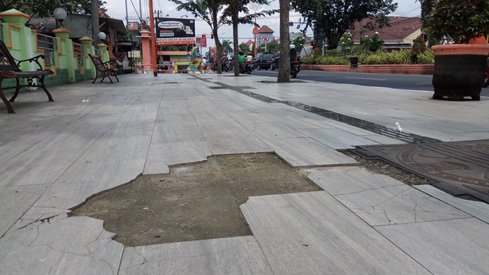 Kerusakan keramik trotoar Gamapala, sudah parah kendati seumur jagung alias baru setahun. Foto: YUDI EP/BANGSAONLINE