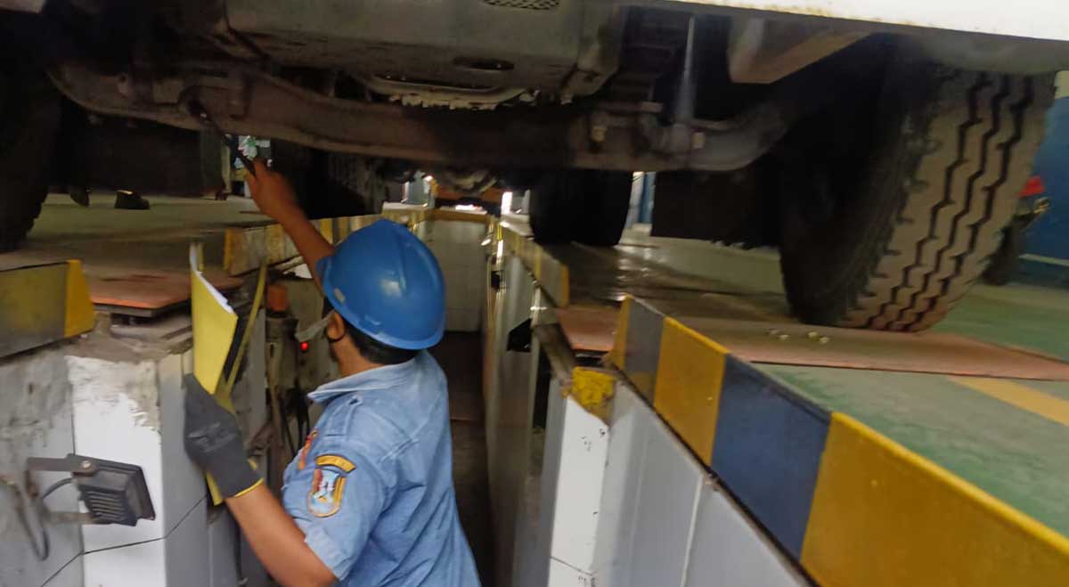 Petugas UPTD Pengujian Kendaraan Bermotor DLH Hub Tuban saat melakukan uji KIR.