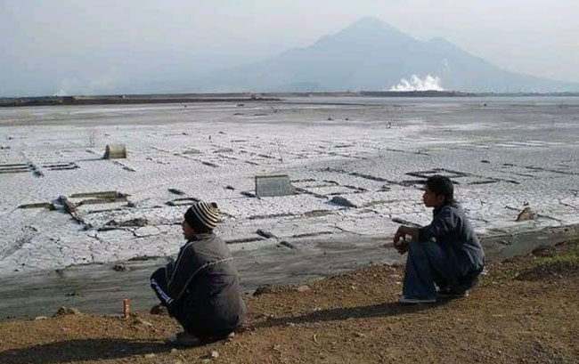 Sejumlah warga yang merupakan korban dari semburan lumpur Lapindo Sidoarjo ketika menyaksikan keadaan sekitar. Foto: Ist