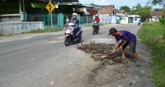 Jalur Krembung-Porong Sidoarjo Rusak Parah