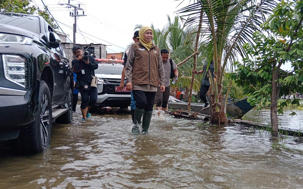 Gubernur Jawa Timur Khofifah Indar Parawansa saat meninjau titik banjir.