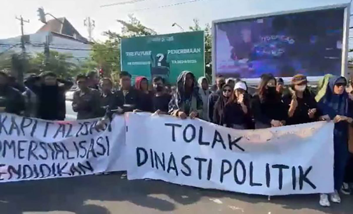 Aliansi mahasiswa dan masyarakat Yogyakarta saat menggelar demo di pertigaan UIN Sunan Kalijaga menolak politik dinasti. Foto: Ist