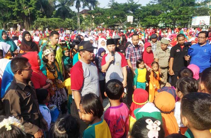 Plt Bupati Trenggalek Moh. Nur Arifin (pakai peci hitam) di tengah-tengah acara Gebyar PAUD di Alun-alun Trenggalek. foto: herman/ bangsaonline