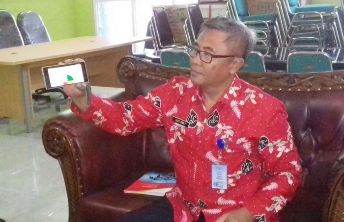 Kepala Dishubkominfo Situbondo, Lutfi Joko Prihatin menunjukkan aplikasi Sipesah di handphone androidnya.