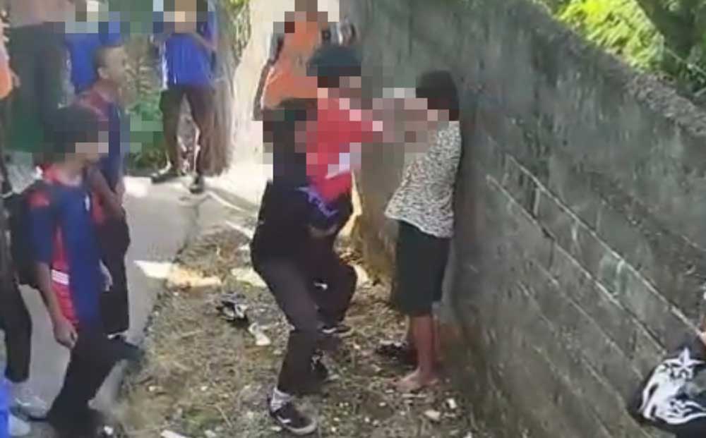 Tangkapan layar video perundungan yang diduga terjadi di SMPN 3 Doko.