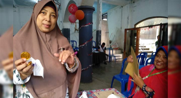 Salah seorang pemilih di TPS 17 Sukoharjo menunjukkan bekas tinta di jari kelingkingnya dan permen coklat, Kamis (25/04). foto: IWAN IRAWAN/ BANGSAONLINE