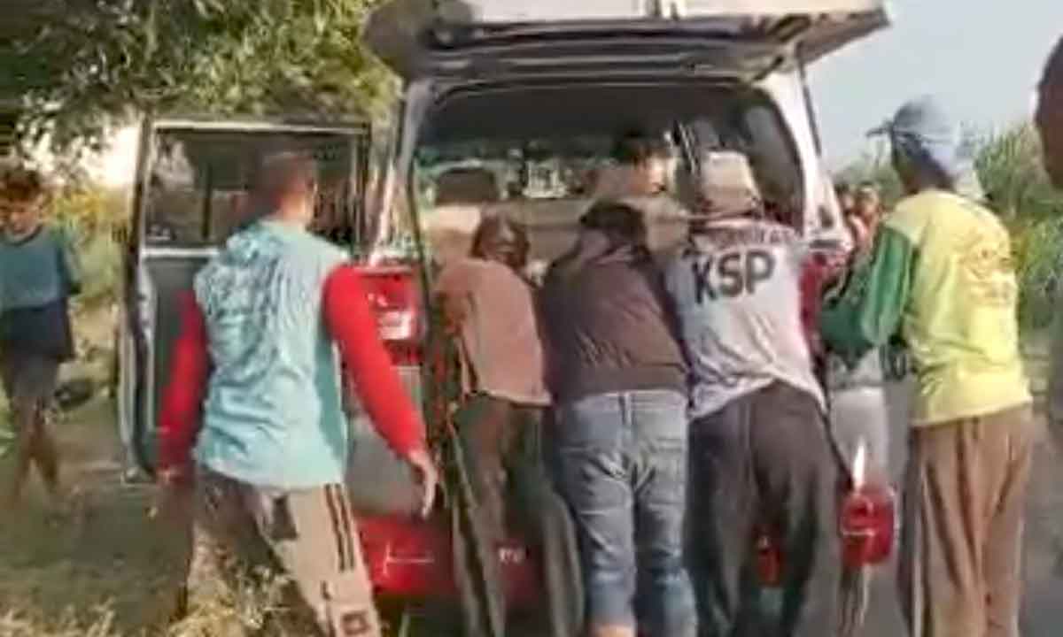Seorang pemuda yang diduga menjadi korban pembegalan saat dievakuasi warga untuk dibawa ke rumah sakit. Foto: Ist