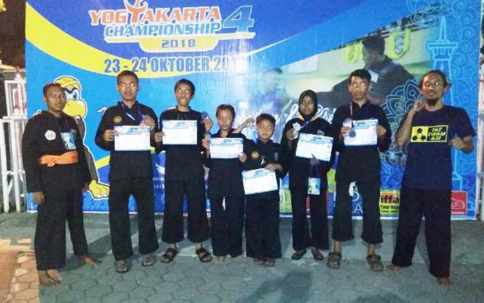 Kontingen atlet pencak silat dari Persaudaraan Setia Hati Winongo Tunas Muda (PSHW TM) Ponorogo foto bersama usai mengukir prestasi dalam tournament tersebut.