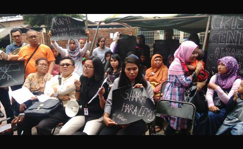Sejumlah orang tua yang anaknya menjadi korban vaksin palsu menggelar aksi unjuk rasa di RS Harapan Bunda, Jakarta Timur, Rabu (20/7). 