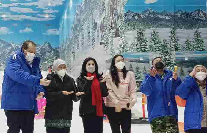 Gubernur Jatim Khofifah Indar Parawansa, Chairman CT Corp Chairul Tanjung, Kapolda Jatim Irjen Nico Afinta, dan Danrem 084/Bhaskara Jaya, Brigjen TNI Terry Tresna Purnama saat berada di Snow word. Foto: DEVI FITRI AFRIYANTI/ BANGSAONLINE.com 