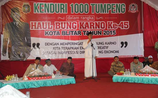 Wakil Gubernur Jawa Timur, Drs Saifullah Yusuf mengisi pengajian Haul Bung Karno ke- 45 di depan Makam Bung Karno, Minggu (20/6). (foto: tri susanto/BANGSAONLINE)