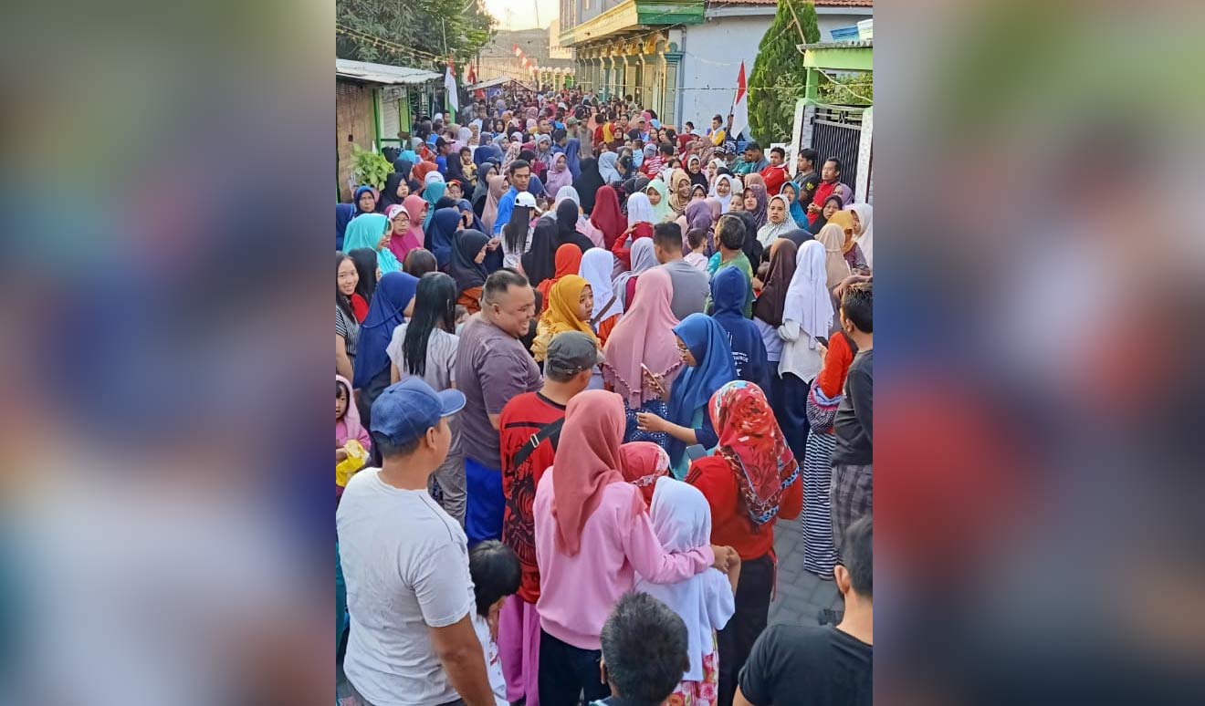 Ratusan masyarakat Dusun Nganglang, Desa Oro-Oro Ombo Kulon, Kecamatan Rembang, saat mengikuti jalan sehat, Ahad (25/8). 