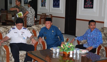 Tim penilai Wahana Tata Nugraha bertemu dengan bupati Lamongan menyampaikan hasil penilaian. (haris/BANGSAONLINE)
