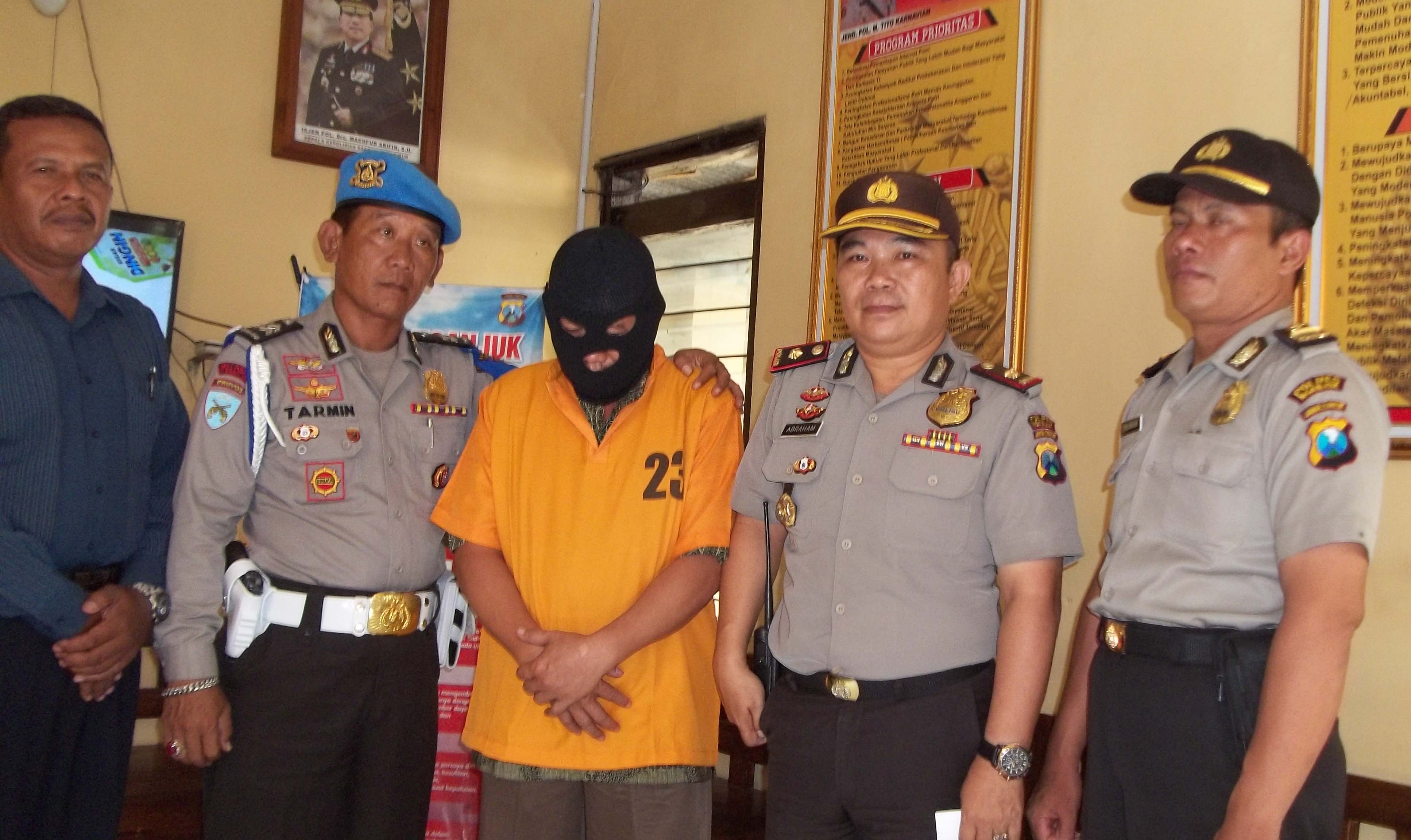 Kapolsek Kertosono Kompol Abraham Sissik, bersama tersangka Suwaji pembobol uang perusahaan KSP Setia Bakti Kertosono. foto: BAMBANG DJ/ BANGSAONLINE
