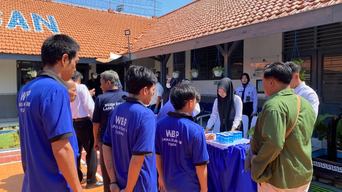 Warga binaan Lapas Tuban saat antre mengikuti tes urine