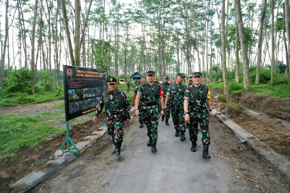 Kolonel Inf M. Herry Subagyo (kanan) dan Tim saat meninjau jalan yang dikerjakan oleh Satgas TMMD. (Ist). 
