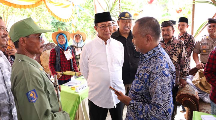 Bupati Tuban Fathul Huda saat meninjau pemungutan suara di salah satu TPS.