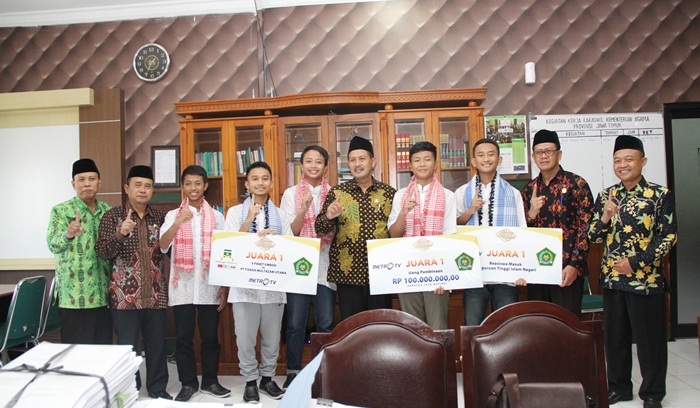 Kakanwil Kemenag Jatim saat foto bersama Alfa Voice ditemani Kepala Kemenag Kota Kediri, Kepala Madrasah serta Dewan Guru MAN 2 Kediri.