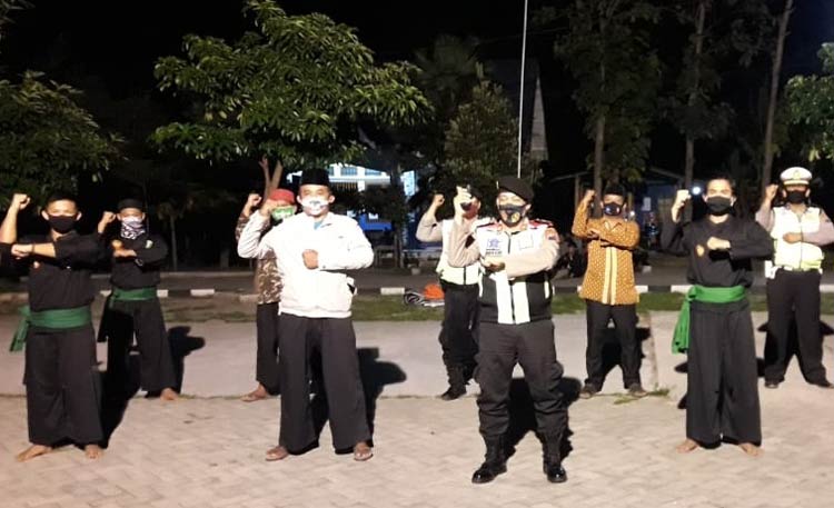 Kapolsek Ngadiluwih AKP Mukhlason bersama pendekar Pagar Nusa PAC Ngadiluwih. 