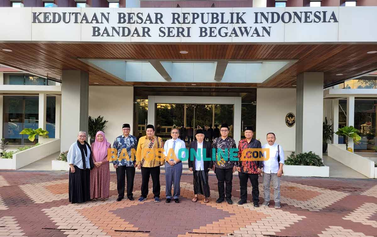 Prof Dr KH Asep Saifuddin Chalim, MA dan rombongan di Kedutaan Besar RI Brunei Darussalam. Foto: M Mas