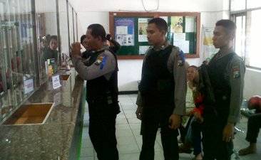 PATROLI. Sejumlah anggota Sabhara Polres Bojonegoro saat melakukan patroli di Kantor Pegadaian, Jumat (5/6/2015). Foto: Eky Nurhadi/BANGSAONLINE