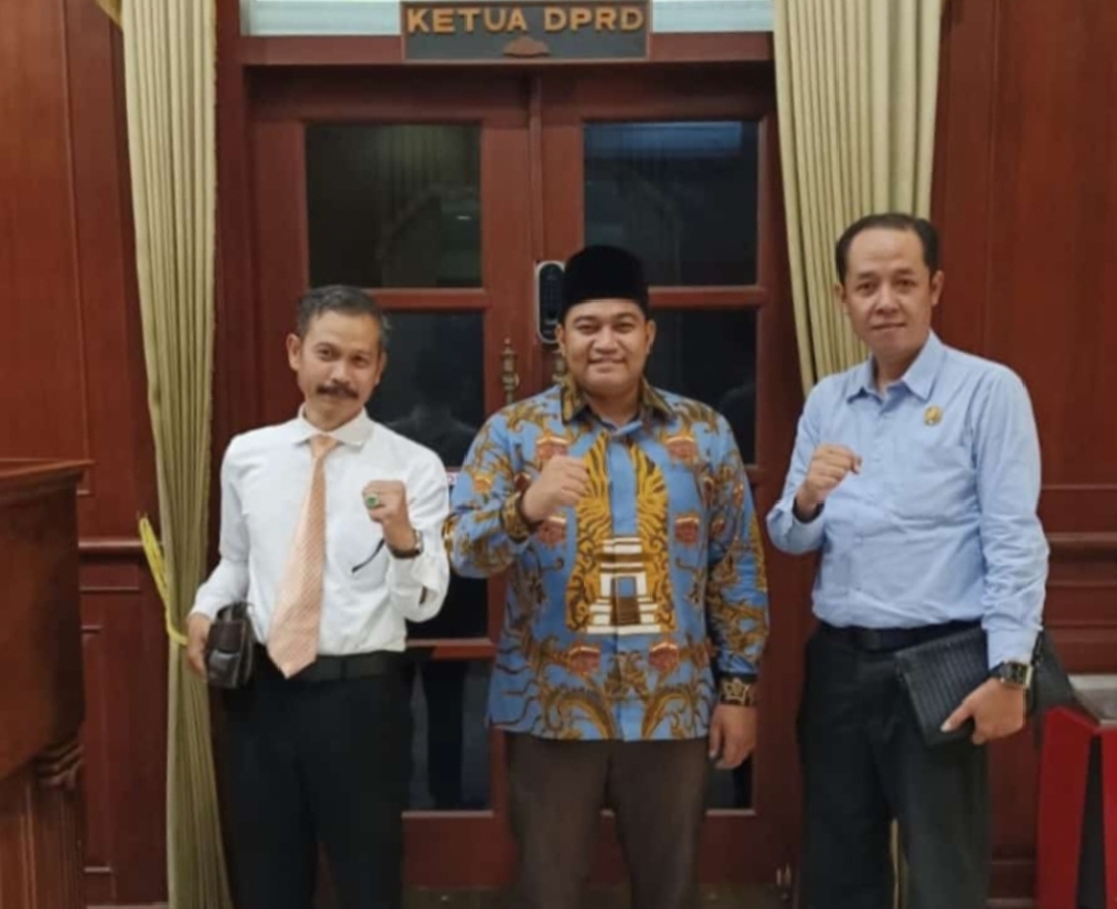 Direktur YLBH FT, Andi Fajar Yulinto (kiri) bersama Muhlison saat bertemu Ketua DPRD Gresik M Syahrul Munir foto: ist.

