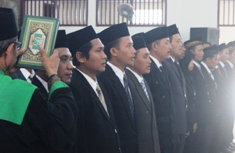 Panwaslucam ketika dilantik. Jumlah Panwaslucam perempuan hanya 9 dari total 60 orang. (foto: suwandi/BANGSAONLINE)