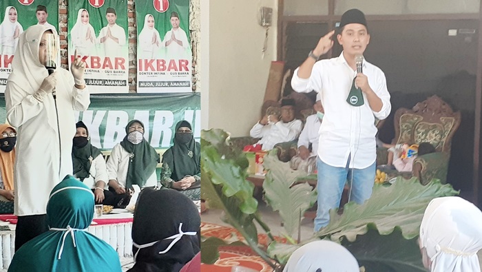 Dokter Ikfina menyapa masyarakat dan Gus Barra bertatap muka dengan warga di Kecamatan Puri.