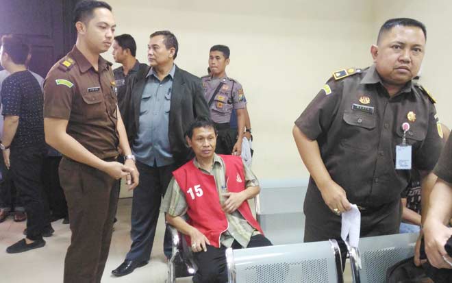 Terdakwa Eks Dirut PDAM Sidoarjo Sugeng Mujiadi, saat menunggu giliran Disidangkan di ruang Cakra PN Tipikor Jatim. foto: NANANG/ BANGSAONLINE