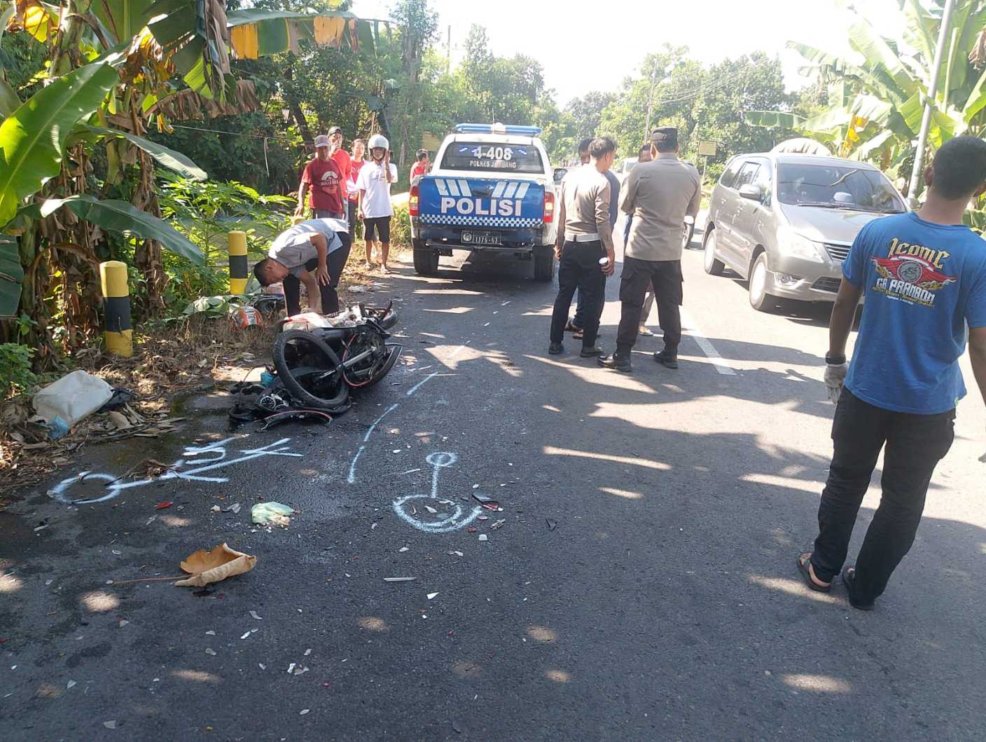 Polisi saat mendatangi TKP kecelakaan yang menewaskan pasutri di Jombang