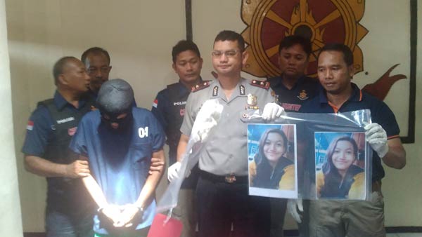 Tersangka pembunuh pacar saat di Polsek Wonokromo. foto: ekoyono/ BANGSAONLINE