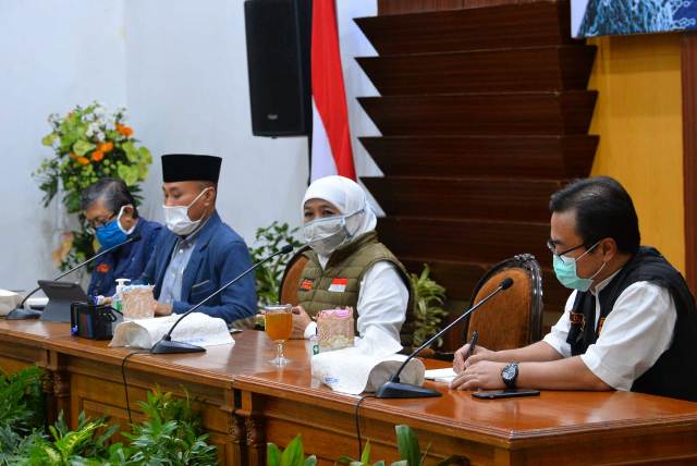  Gubernur Jawa Timur Khofifah Indar Parawansa  saat konferensi pers di Gedung Negara Grahadi, Sabtu (30/5/2020) malam. foto: ist/ bangsaonline.com