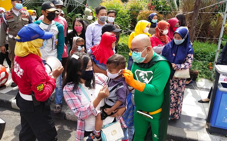 Perut Buncit dan Kepala Plontos, Inilah New Man, Superhero Lawan Covid-19 Kota Surabaya