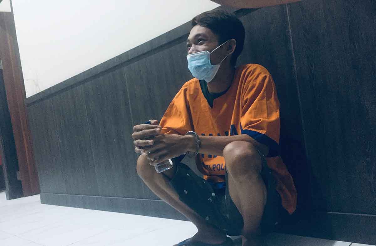 Tersangka AR saat ditangkap di Polda Jatim