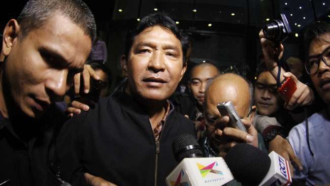 Inspektur Jenderal (Purn) Syahtria Sitepu (tengah) saat usai menjalani pemeriksaan di gedung KPK, Jakarta, Senin (19/01). Pengajar Widyaiswara Utama Sespim Lembaga Pendidikan Polri (Lemdikpol) itu menjadi saksi kasus dugaan tindak pidana korupsi dengan tersangka Komisaris Jenderal Polisi Budi Gunawan. (ANTARA FOTO/Hafidz Mubarak A)