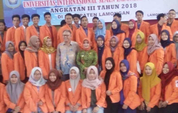 Wabup Kartika dan Rektor UISI Dr. Sucipto foto bersama para mahasiswa.