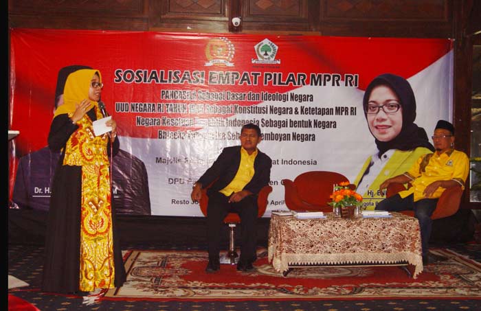Eni Maulani Saragih saat memaparkan kekayaan sumber energi di Indonesia. Foto: SYUHUD A/BANGSAONLINE
