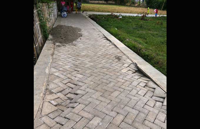 Kondisi paving di RT 03 RW 12, Kelurahan Mimbaan Situbondo yang sudah rusak.