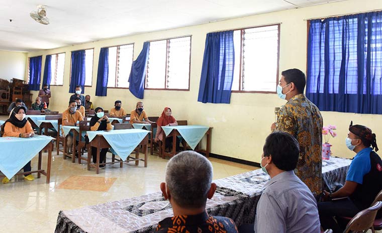 Wali Kota Kediri Abdullah Abu Bakar saat memberi arahan di salah satu sekolah ddi Kota Kediri. foto: Ist.