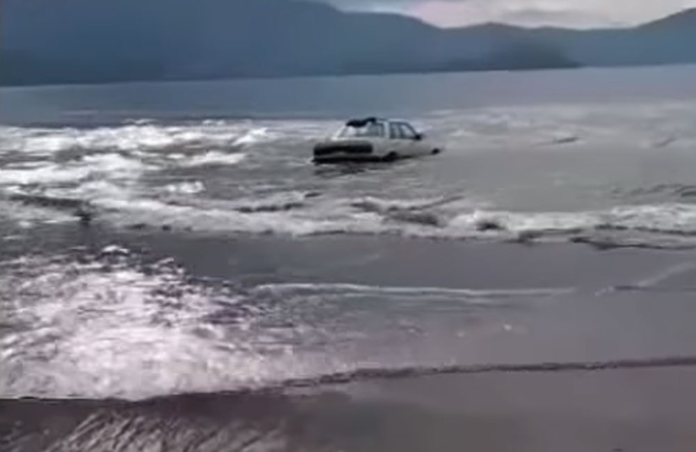 Mobil sedan jenis Honda Accord Keluaran 1980-an terseret ombak belasan meter di Pantai Cengkrong, Kabupaten Trenggalek