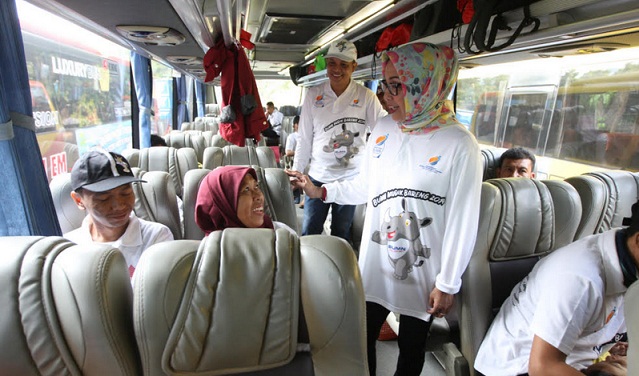 Direktur SDM & Hukum Semen Indonesia Tina T. Kemala Intan, berbincang dengan pemudik di dalam Bus rute Jakarta menuju Surabaya. foto ist.