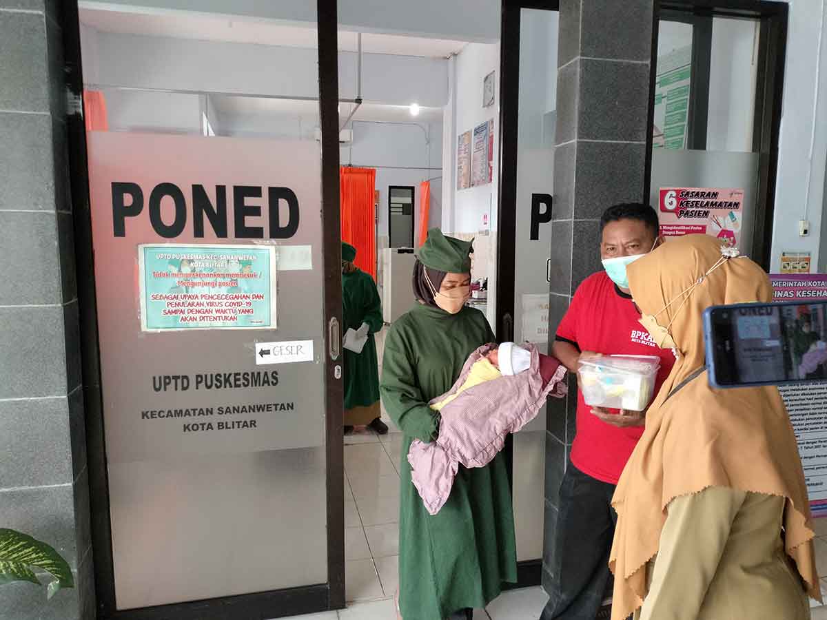 Bayi berjenis kelamin laki-laki yang dibuang oleh kedua orang tuanya di di dekat rel kereta api di sebuah gazebo Jalan A Yani 3 nomor 28, Kelurahan/Kecamatan Sananwetan, Kota Blitar, saat berada di Puskesmas Sananwetan, Senin (6/2/2023).