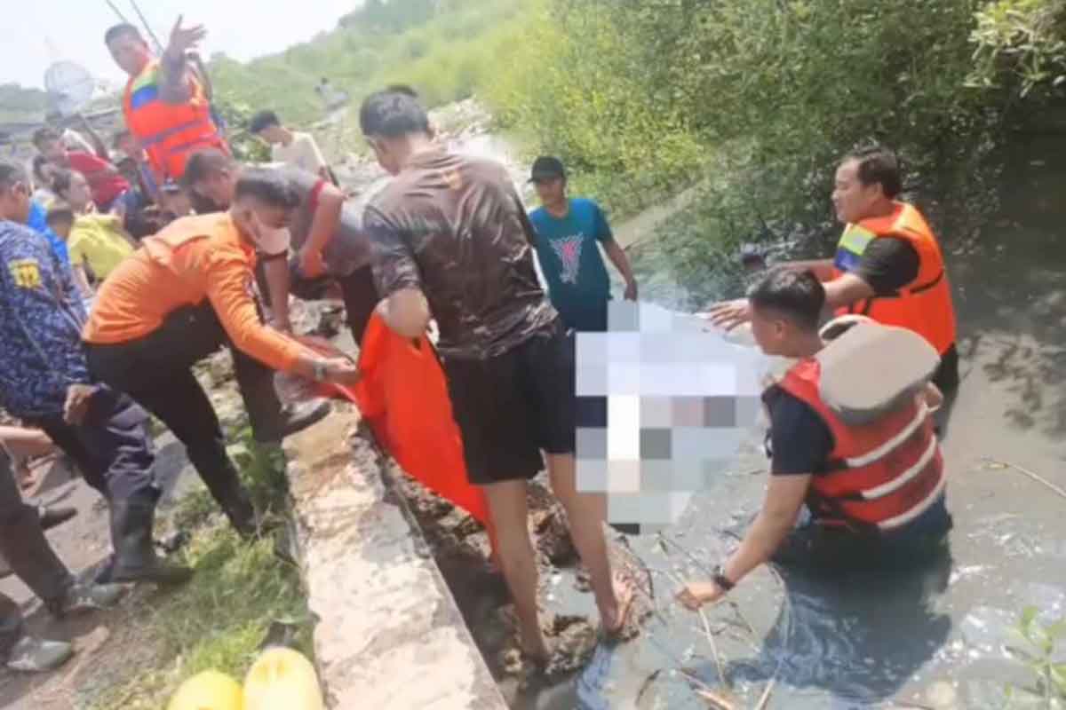 Jenazah tanpa identitas saat dievakuasi oleh Polisi dan BPBD Kota Surabaya di Pantai Ria Kenjeran.