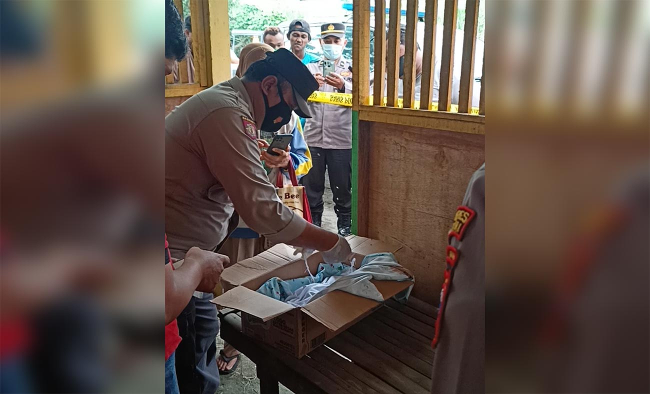 Petugas saat akan mengevakuasi jenazah bayi yang ditemukan warga di sebuah warung kosong. Foto: Ist.