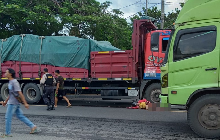 Kondisi korban usai diseruduk truk tronton dari belakang.