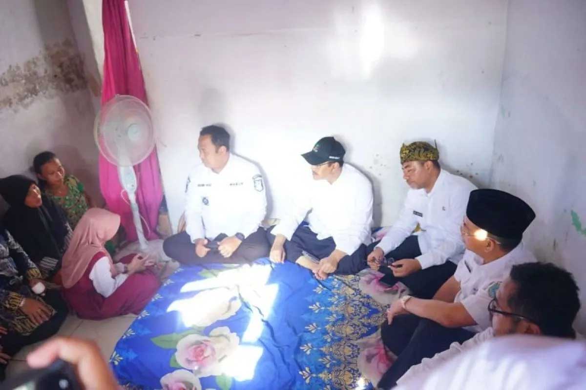 Mensos Saifullah Yusuf kunjungi Sugita Vania Apsari salah satu calon siswa Sekolah Rakyat di Kota Probolinggo. Foto: Diskominfo Kota Probolinggo