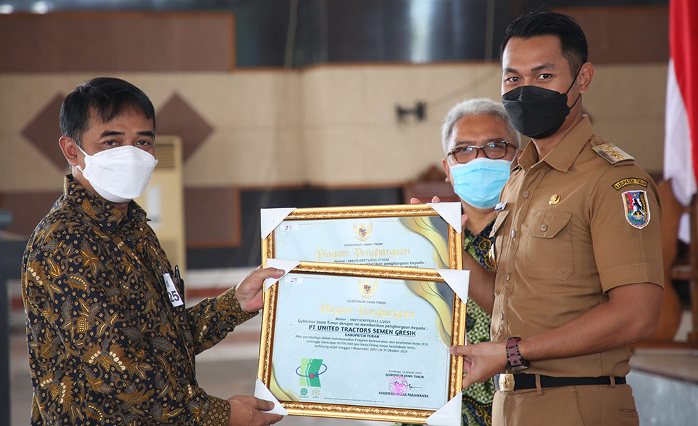 Bupati Tuban Aditya Halindra Faridzky menyerahkan penghargaan Zero Accident dari Gubernur Jawa Timur kepada Corporate SHE, SR, Security & Communication Departement Head UTSG, Budi Banyuarsyah.